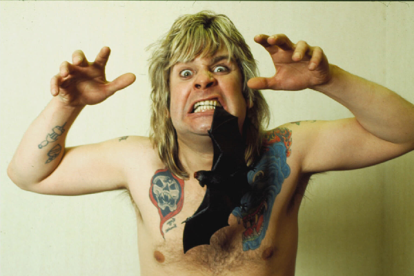 Fotos de Ozzy Osbourne e Morcego no documentário As Nove Vidas de Ozzy Osbourne